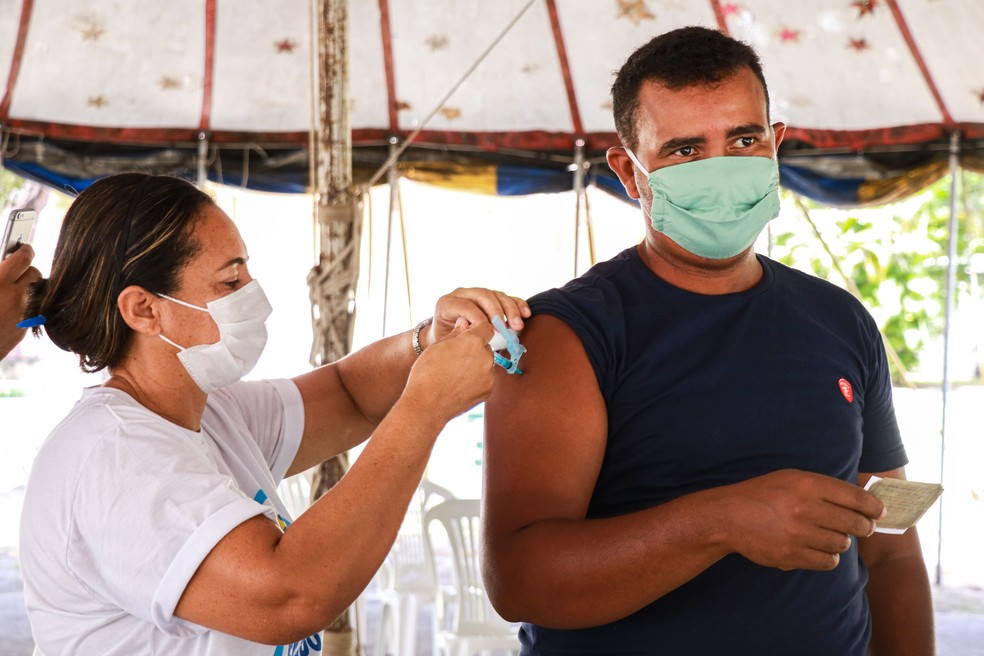 Homem recebe dose da vacina contra a Influenza no Recife — Foto: Ikahamã/Secretaria de Saúde do Recife
