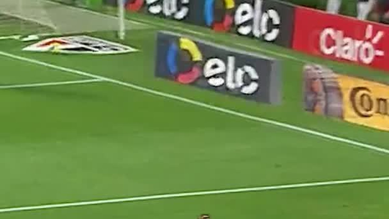 L&eacute;o Pereira d&aacute; uma furada na partida contra o S&atilde;o Paulo