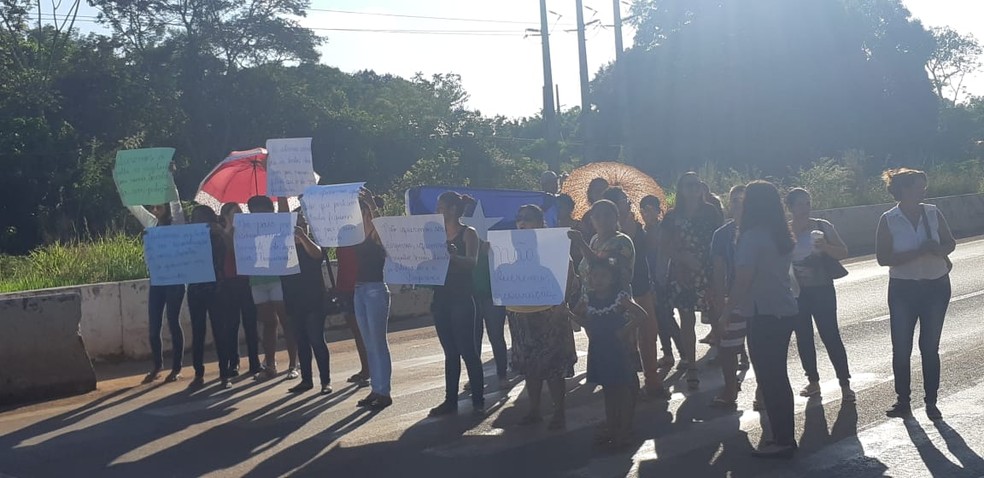 Usando cartazes, pais pedem reforma da escola queimada — Foto: Cássia Firmino/Rede Amazônica