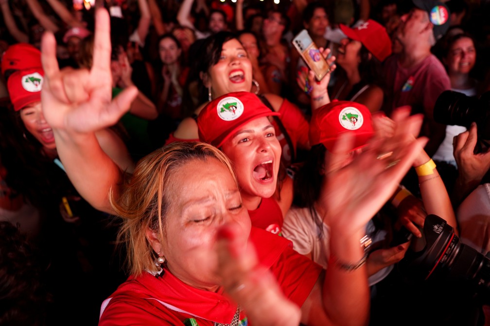 Eleitores cariocas vibram com o anúncio da vitória de Lula   — Foto: Marcos Serra Lima/g1