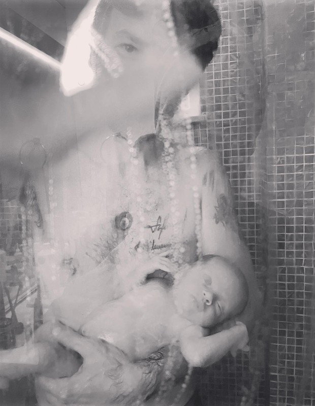 Emílio Dantas toma banho com os filhos (Foto: Reprodução/Instagram)