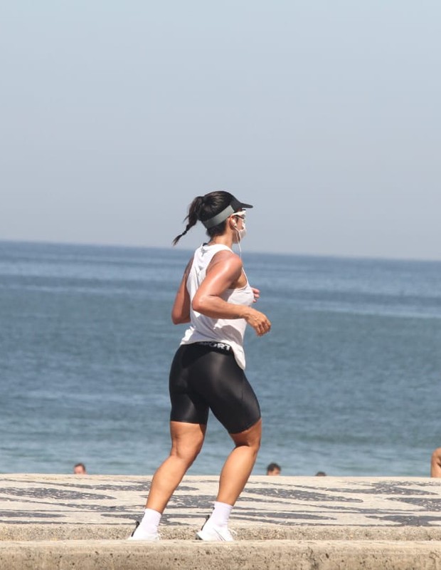 Amandha Lee pratica corrida em orla carioca (Foto: Daniel Delmiro/AgNews)