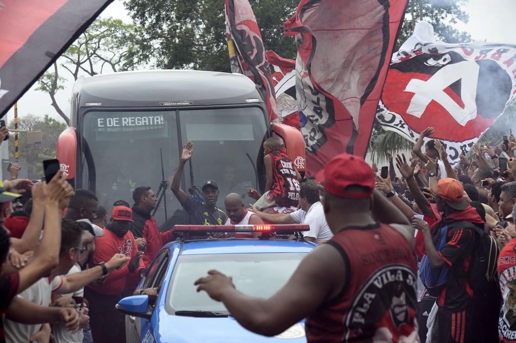 Torcida do Flamengo na porta do Ninho — Foto: André Durão / GloboEsporte.com