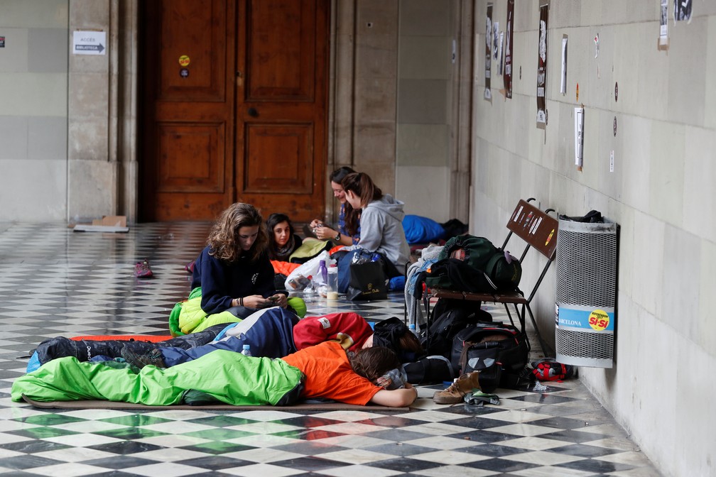 Centenas de defensores da independência da Catalunha acamparam nas escolas transformadas em seções eleitorais para garantir a realização da consulta popular (Foto: Yves Herman/Reuters)
