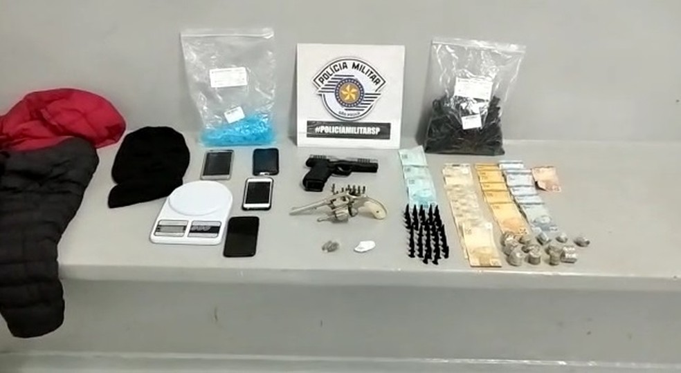 Policiais apreenderam drogas, celulares e dinheiro na casa do suspeito em São João da Boa Vista — Foto: Carioca Notícias Policiais