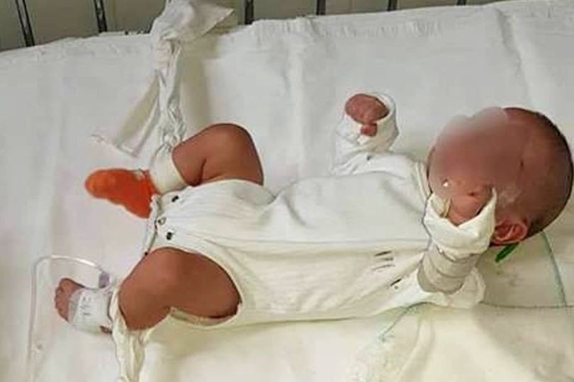 Bebê amarrado (Foto: Reprodução Facebook)