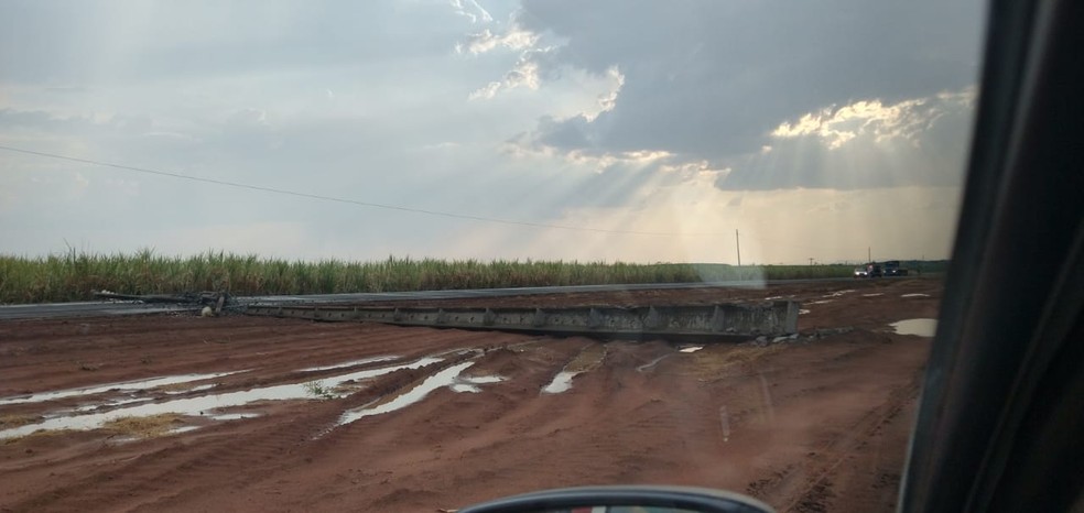 Tempestade acompanhada de ventos fortes gerou danos a uma linha de transmissão de energia ao longo da MT-343, neste domingo (12), na região do município de Denise, em Mato Grosso — Foto: Energisa