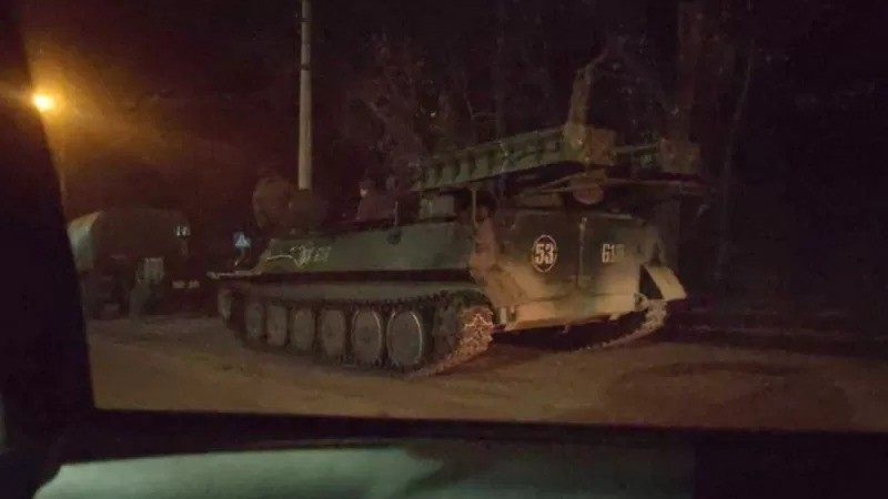 Veículos militares da Rússia, incluindo blindados, têm sido vistos cruzando as fronteiras ao norte, ao sul, a oeste e a leste da Ucrânia (Foto: Reuters via BBC News)