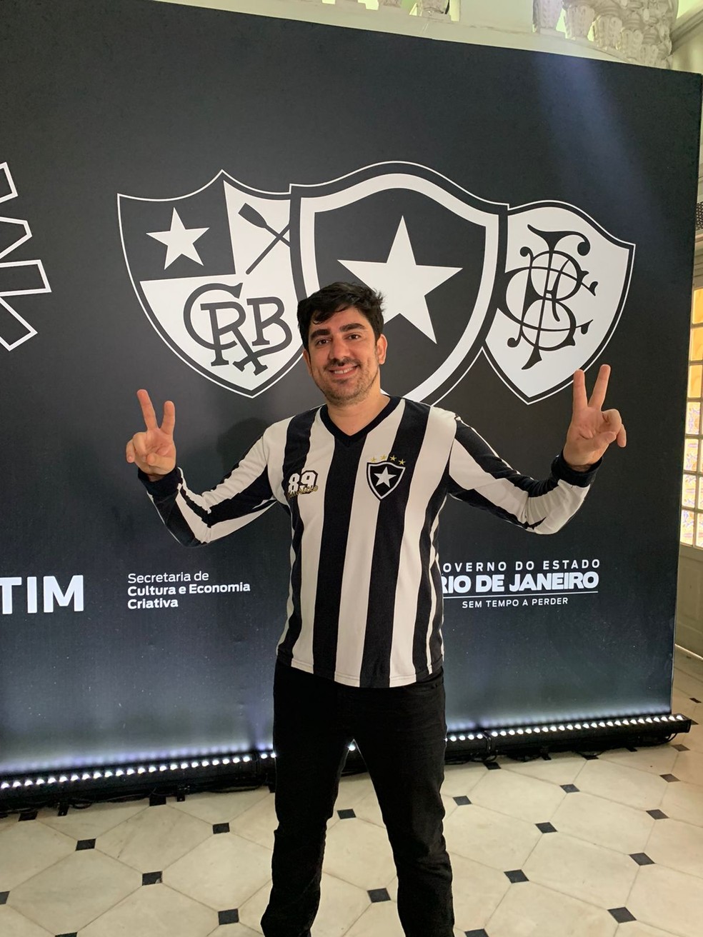 Marcelo Adnet em lançamento do Museu Botafogo — Foto: Giovana Marcondes/ge