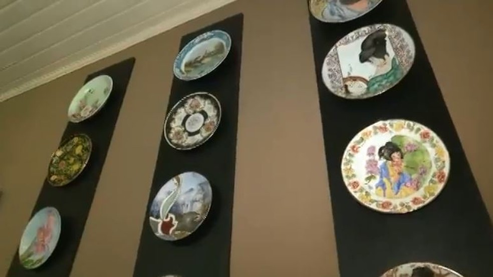 Artista também pinta vasos e pratos de porcelana (Foto: Reprodução/Rede Amazônica Acre)