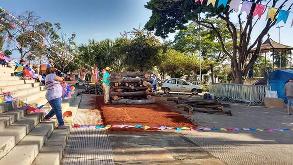 Fogueira foi montada em frente à igreja Matriz de Bocaina  (Foto: Divulgação )