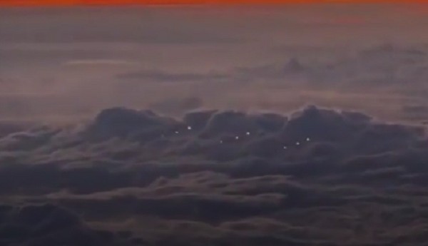 Os supostos OVNIS registrados pelo piloto acima das nuvens no Oceano Pacífico (Foto: Reprodução)