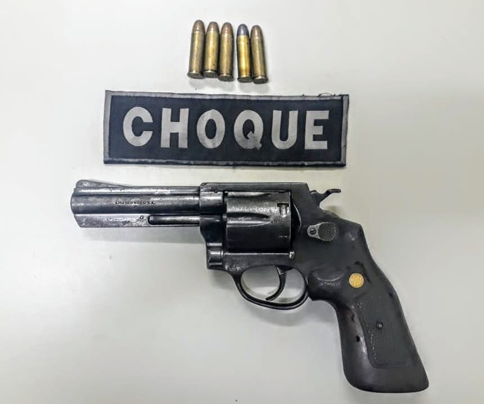 Revólver calibre 38 apreendido com o foragido — Foto: BPChoque/Divulgação