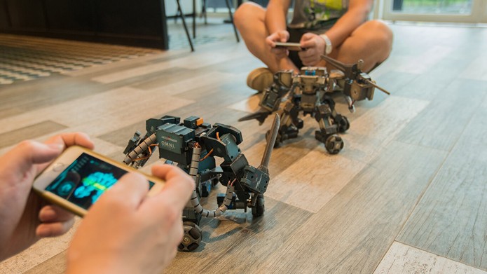 Robôs podem ser usados para lutar um contra o outro com smartphones (Foto: Reprodução/Ganker)
