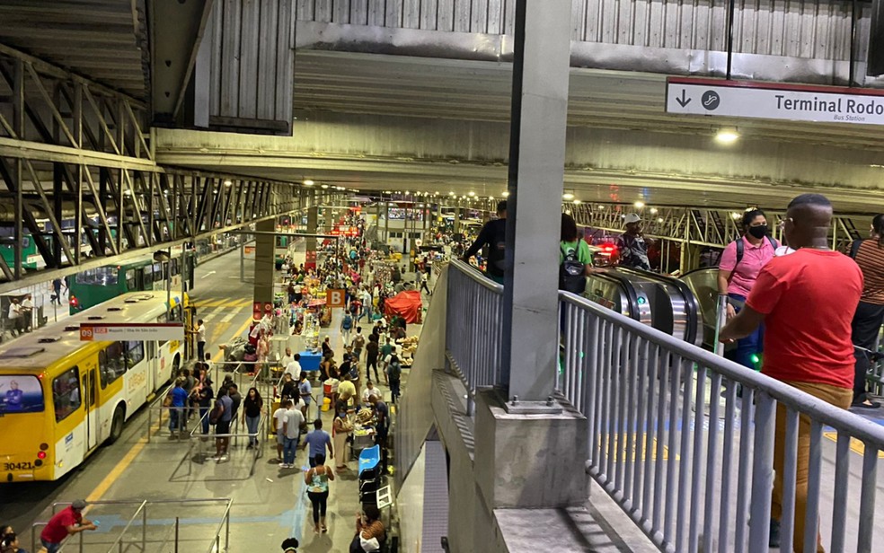 Tiroteio deixa morto e feridos no terminal de ônibus de Pirajá, em Salvador — Foto: Cauê Mendes/TV Bahia