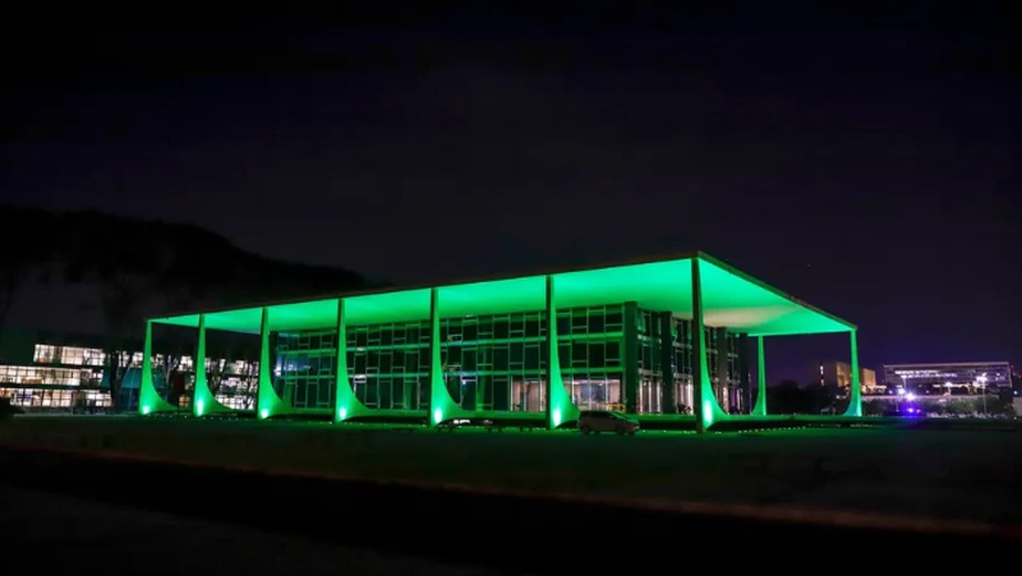 A sede do Supremo Tribunal Federal, em Brasília, iluminada em verde para a campanha Democracia Inabalada