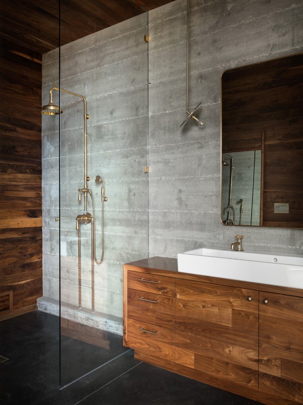 Décor do dia: madeira e concreto no banheiro (Foto: AARON LEITZ/DIVULGAÇÃO)