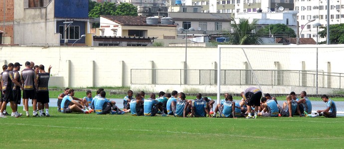 protesto jogadores treino do Botafogo (Foto: Fred Huber) protesto jogadores treino do Botafogo (Foto: Fred Huber)