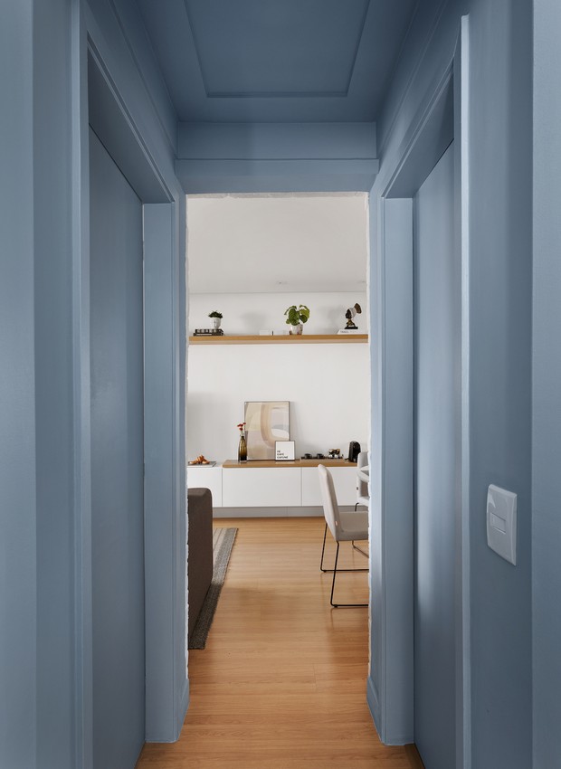 CORREDOR | O color blocking define o espaço do corredor e cria uma passagem elegante e suave (Foto: Divulgação / Julia Ribeiro)