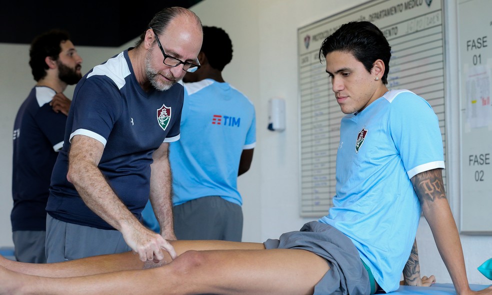Pedro em tratamento no CT do Fluminense — Foto: Lucas Merçon