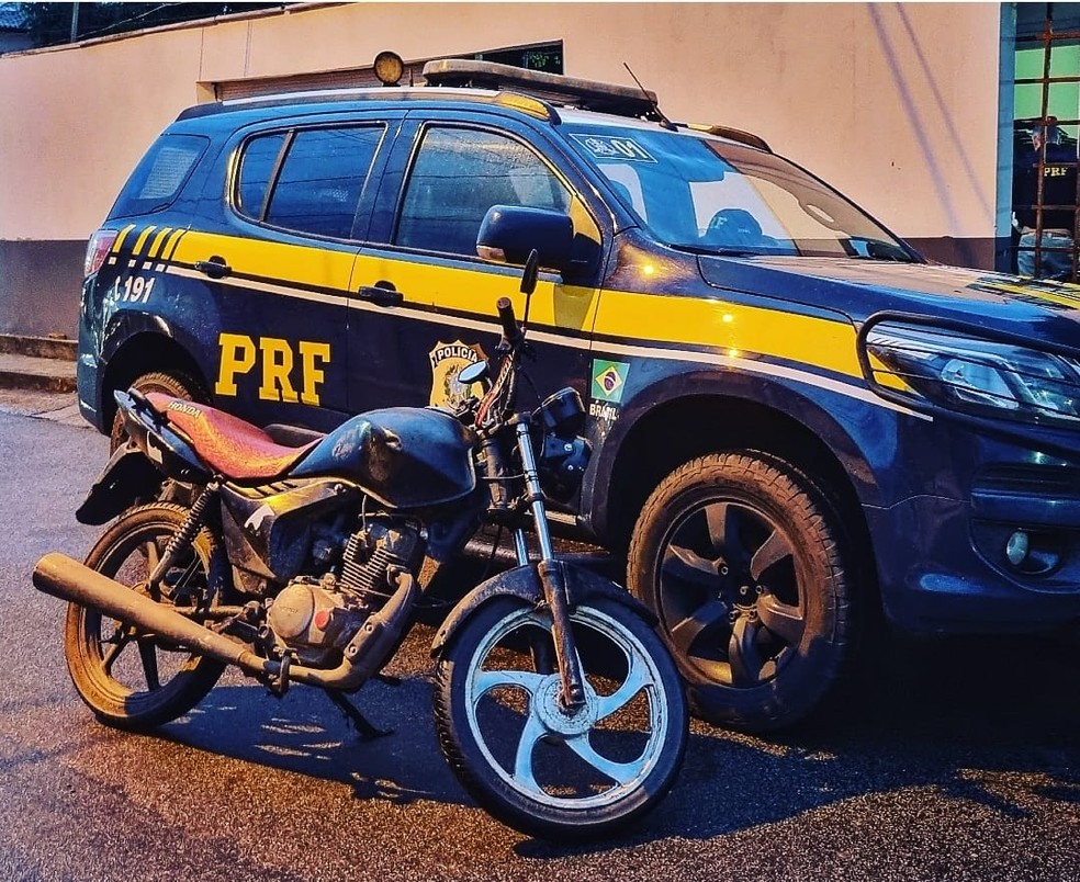Polícia Rodoviária apreende motocicleta adulterada na BR-402 em Rosário — Foto: Divulgação/Polícia Rodoviária Federal