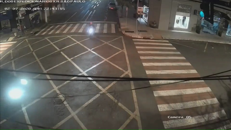 Nas imagens dá para ver que o semáforo estava verde para o motorista do carro — Foto: Reprodução