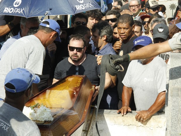 Corpo de Caio Junqueira é sepultado no Rio (Foto: AgNews)