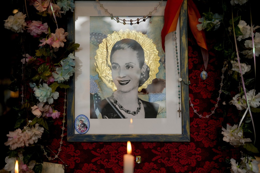  Uma vela acessa diante de uma foto da ex-primeira-dama da Argentina, Maria Eva Duarte de Peron, durante as celebrações de 70 anos da sua morte. — Foto: AP Photo/Natacha Pisarenko
