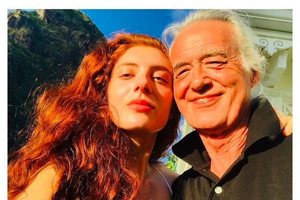 O músico Jimmy Page, guitarrista do Led Zeppelin, com a namorada, a poeta Scarlett Sabet (Foto: Instagram)