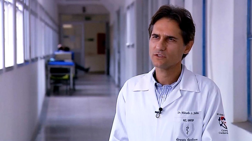 Marcello Laneza Felicio, chefe de cirurgia cardíaca do HC da Unesp de Botucatu, explica uso do coração artificial no caso do jovem de Cafelândia (Foto: Reprodução / TV TEM)