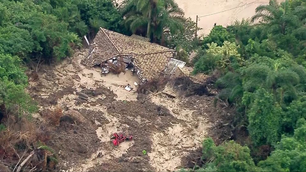 Casa foi atingida por deslizamento de terra na Avenida Niemeyer — Foto: Reprodução / TV Globo