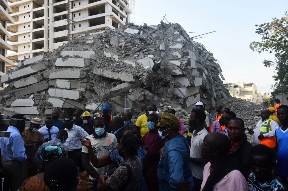Imagem de escombros de prédio que caiu em Lagos, na Nigéria, em 1º de novembro de 2021 — Foto: Pius Utomi Ekpei / AFP