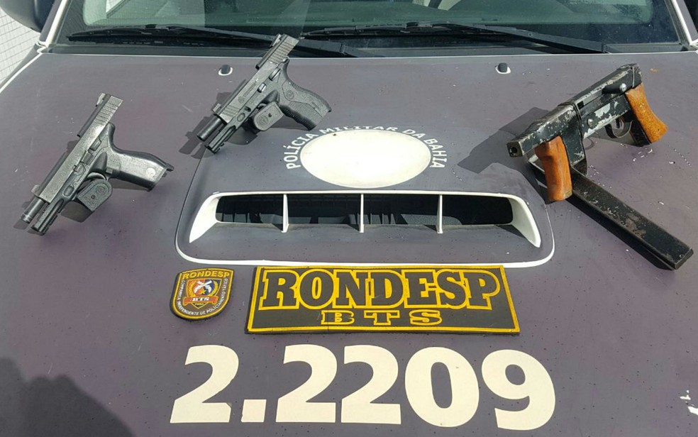Pistola de uso restrito das ForÃ§as Armadas foi encontrada com suspeitos mortos pela polÃ­cia (Foto: DivulgaÃ§Ã£o/SSP-BA)