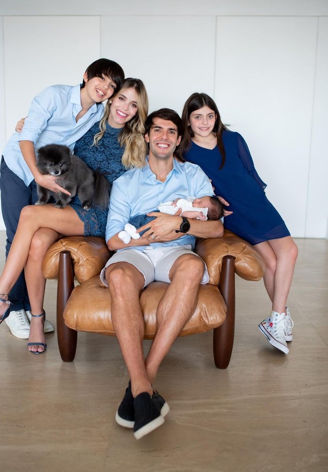 Kaká publicar foto ao lado da mulher e dos três filhos (Foto: Reprodução)