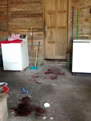 Manchas de sangue na casa da família (Foto: Divulgação/Polícia Civil)