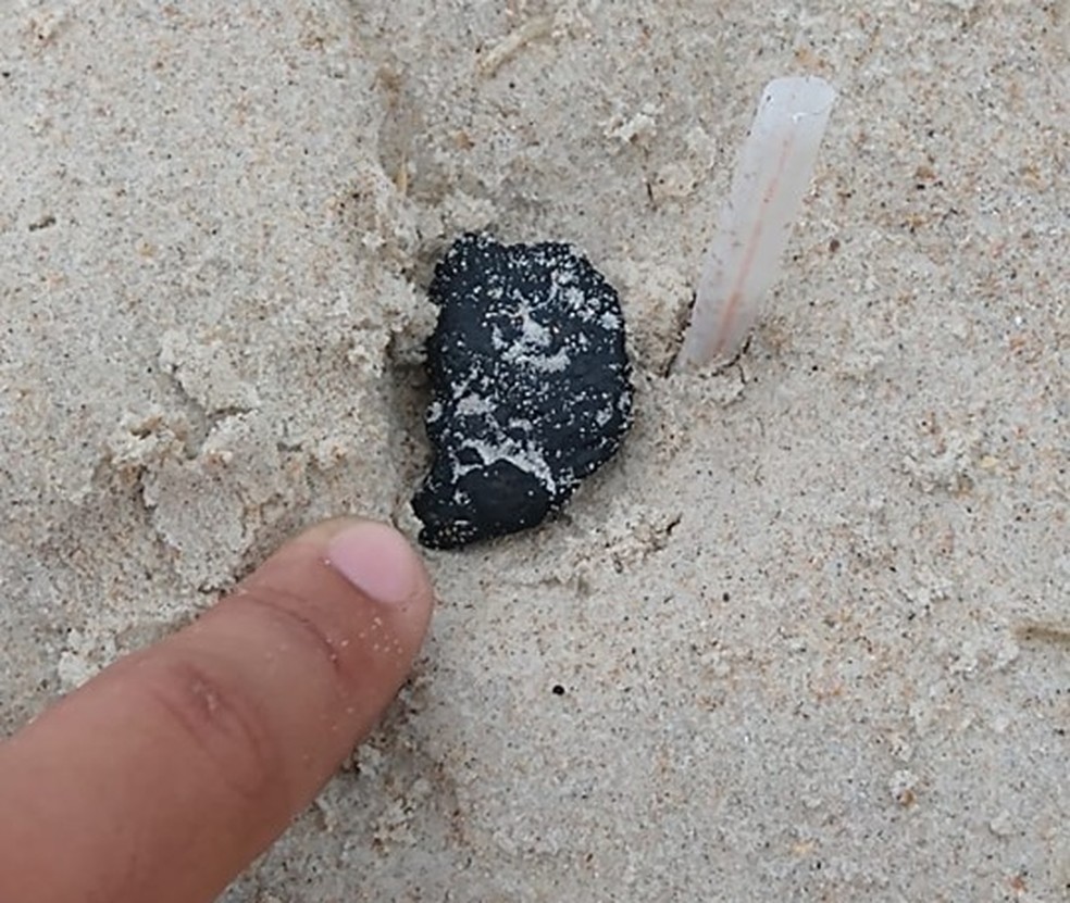 Óleo foi encontrado na quinta-feira (28) nas praias das Conchas e do Peró, em Cabo Frio — Foto: Divulgação/Prefeitura de Cabo Frio