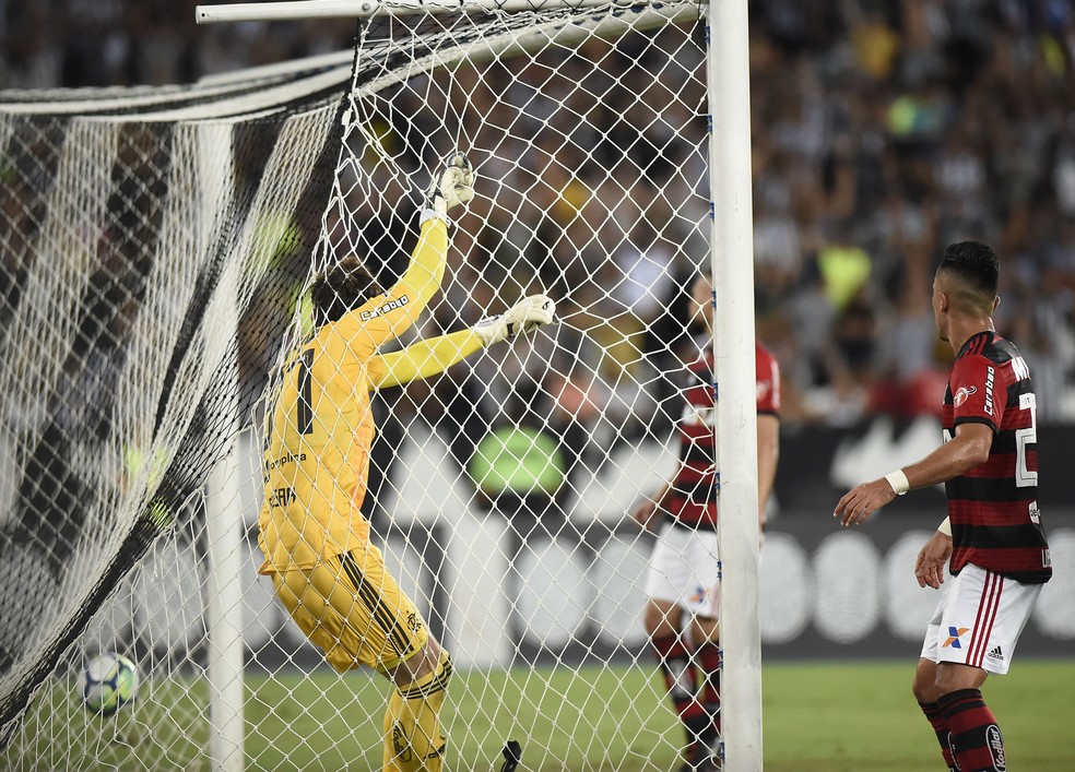 C&eacute;sar observa bola entrar: goleiro sofreu dois na derrota para o Botafogo &mdash; Foto: Andr&eacute; Dur&atilde;o/GloboEsporte.com