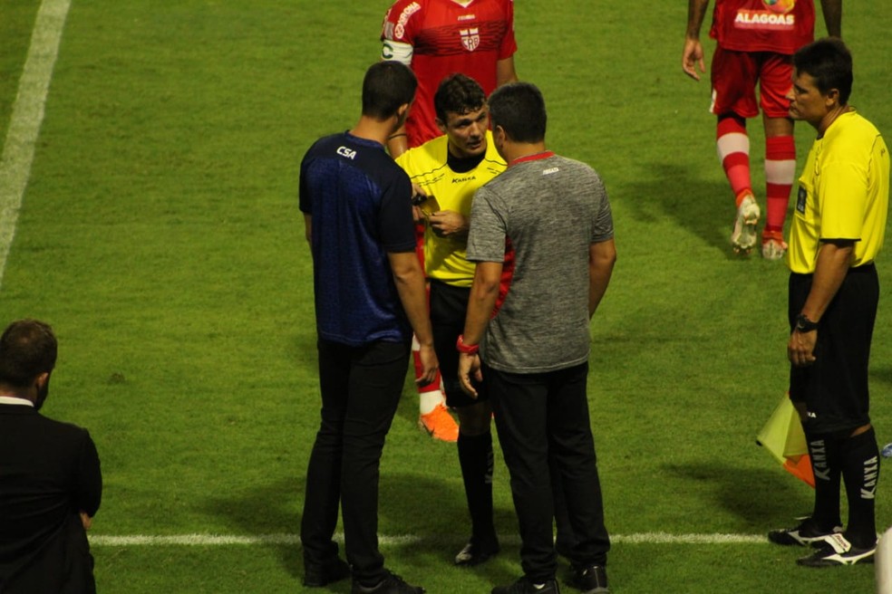 Maurício Barbieri e Marcelo Cabo no primeiro clássico do ano — Foto: Mac Cavalcante/GloboEsporte.com