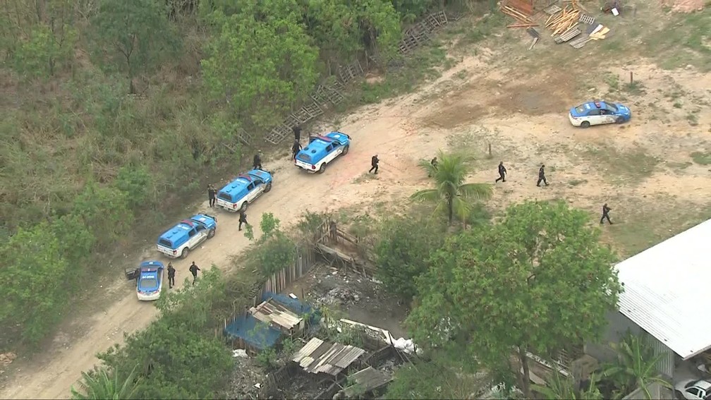 Policía busca delincuentes en la comunidad de Caxias - Foto: Reproducción / TV Globo