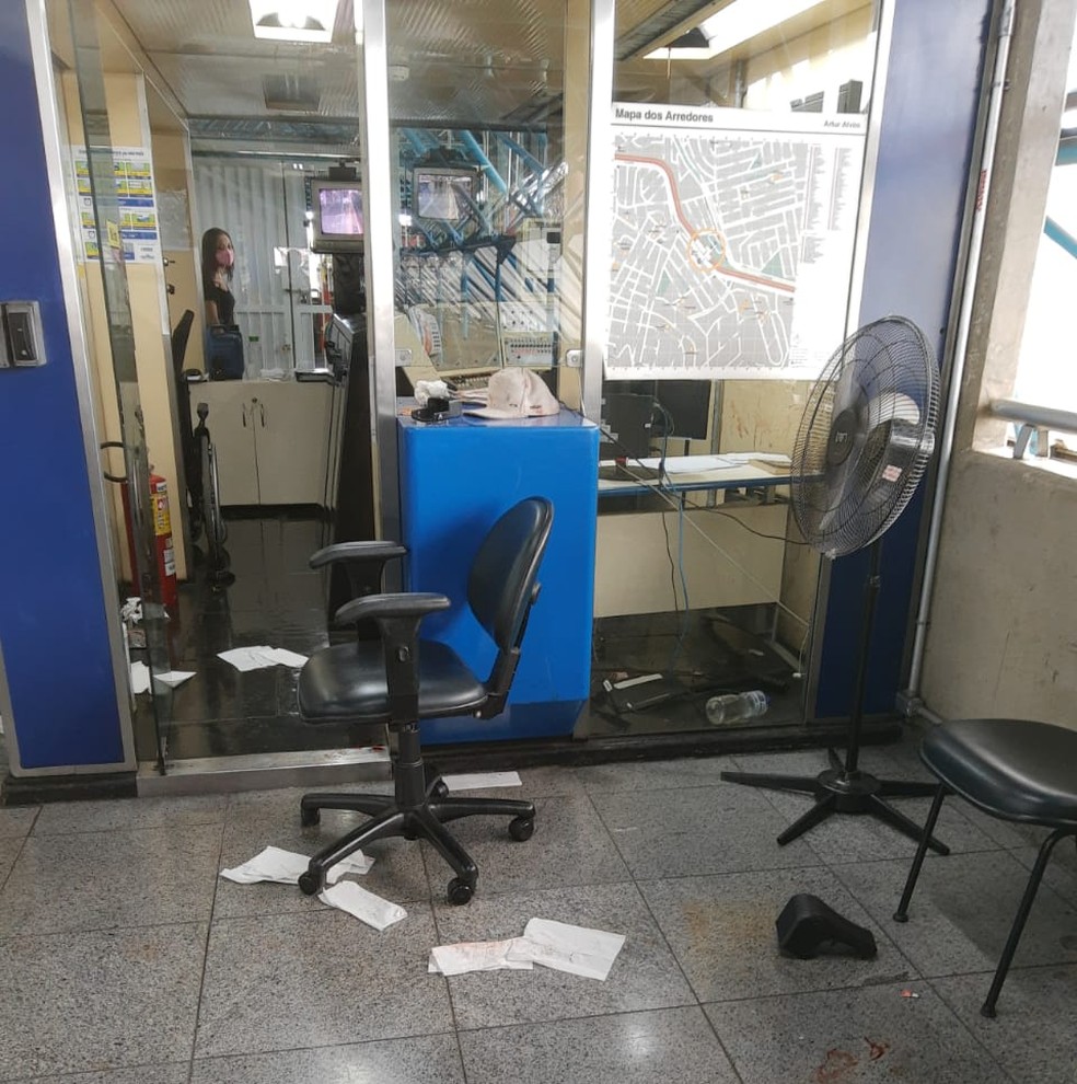 Sala de Supervisão Operacional (SSO) da estação Arthur Alvin, na Linha 3-Vermelha, após invasão — Foto: Reprodução/TV Globo
