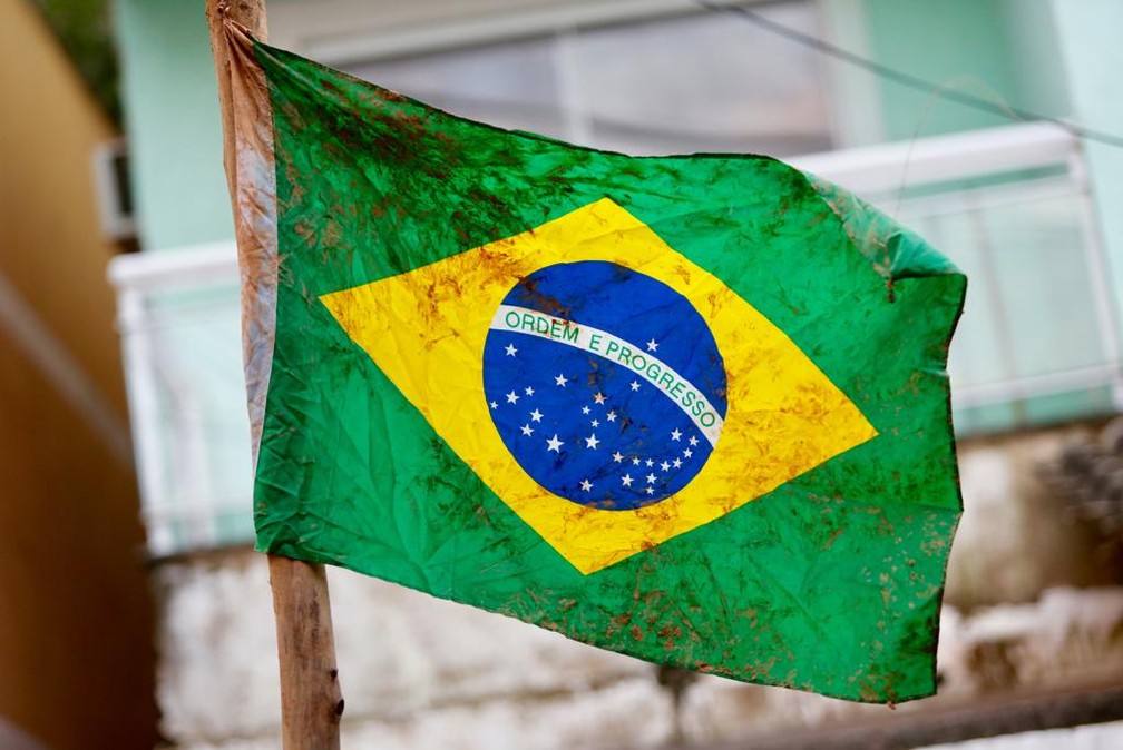 Bandeira do Brasil perto do local onde dois prédios desabaram — Foto: Marcos Serra Lima/G1