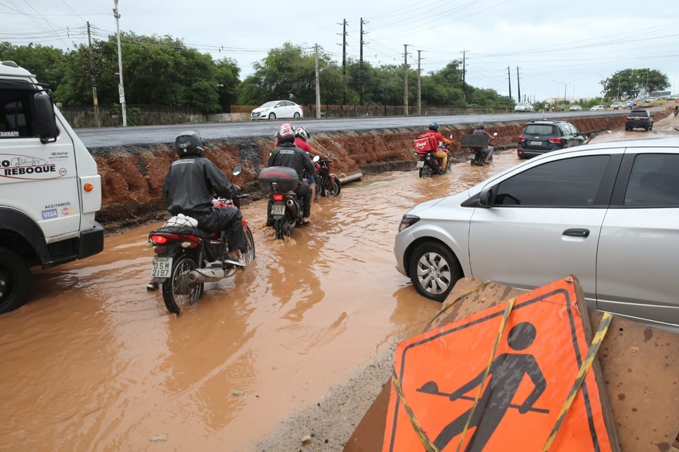 Motoristas enfrentam dificuldades para atravessar trecho em obras que foi alagado pelas chuvas em Fortaleza. — Foto: Fabiane de Paula/ SVM
