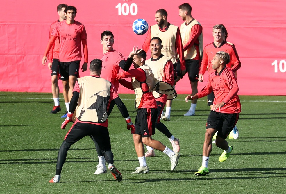 Exercício com as mãos no treino do Real não terminou bem — Foto: Sergio Perez/Reuters