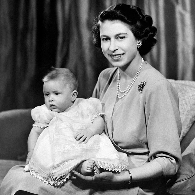 A Rainha juntou-se aos membros da família real para desejar ao Príncipe Charles um feliz aniversário de 72 anos hoje (Foto: Reprodução @theroyalfamily)