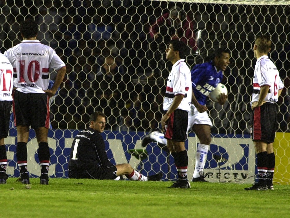 Cruzeiro ganhou a Copa do Brasil 2000 diante do São Paulo, que tinha Rogério Ceni no gol — Foto: Paulo Pinto / Estadão Conteúdo