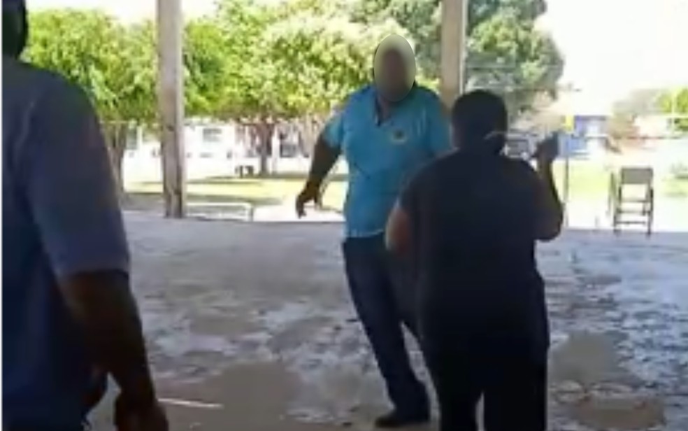 Mulher ameaça profissional de saúde com faca após pai não poder se vacinar contra Covid, em Divinópolis de Goiás — Foto: Reprodução/TV Anhanguera