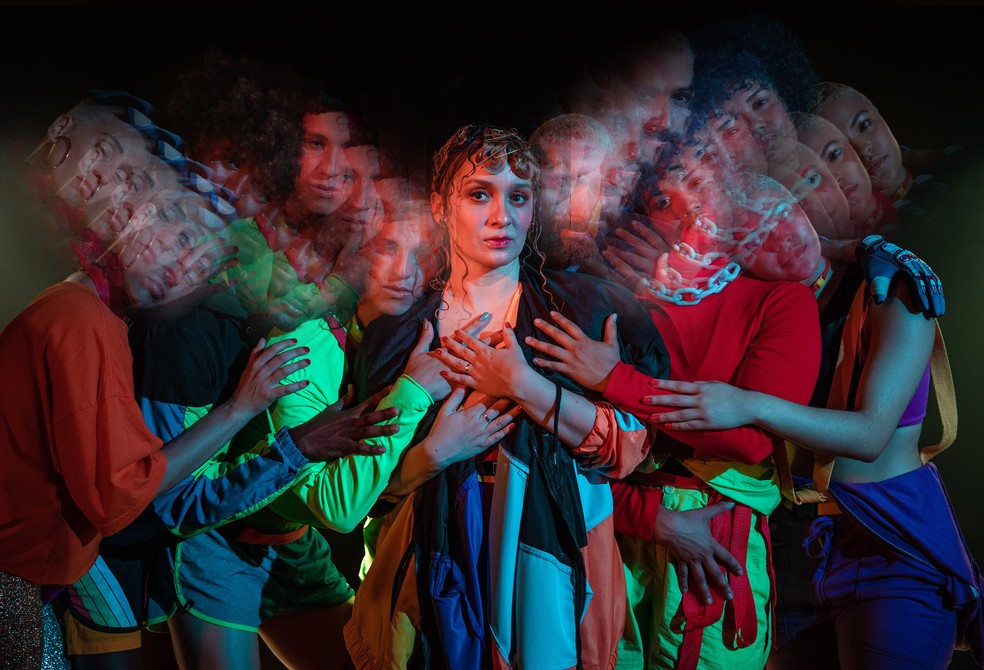 Cantora paraense Aíla apresenta o show "Treme Terra" pela primeira vez na capital potiguar — Foto: Flora Negri/Divulgação