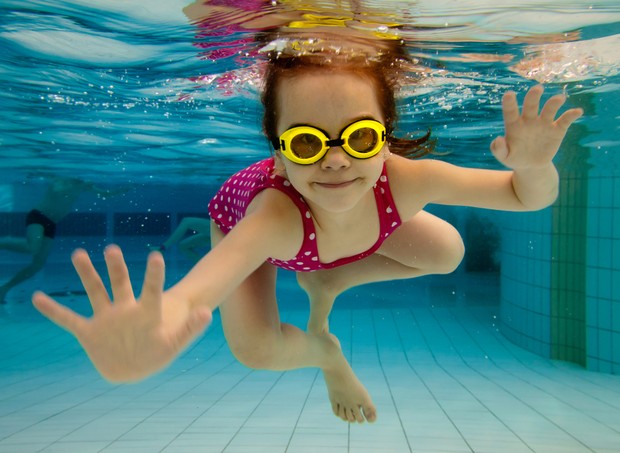 Criança nadando em piscina  (Foto: Shutterstock)