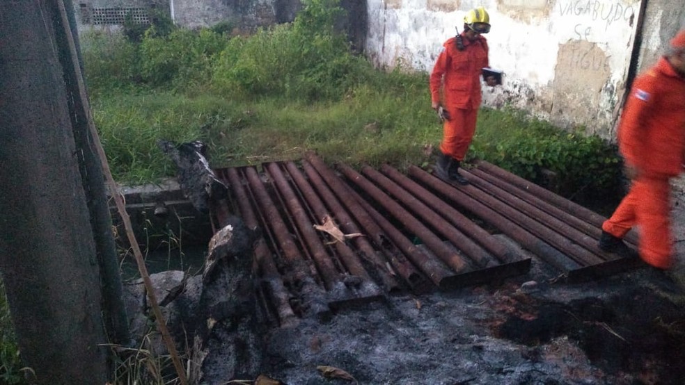 Bombeiros foram acionados para recolher o corpo encontrado de Sanderson Patrick em córrego no Mutange, em Maceió — Foto: Divulgação/Corpo de Bombeiros