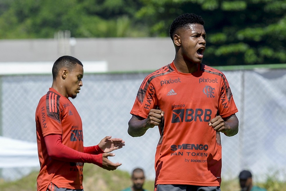 Matheus França e Lázaro em jogo-treino com o Boavista — Foto: Marcelo Cortes/Flamengo